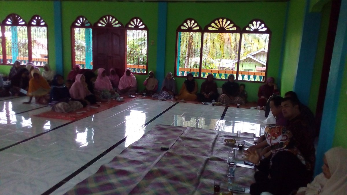 GampongCotBaroh's tweet photo. Sosialisasi KKR Aceh di @GampongCotBaroh sore tadi 29/12/16 @iloveaceh @komnasham https://t.co/6HoP5efiRH