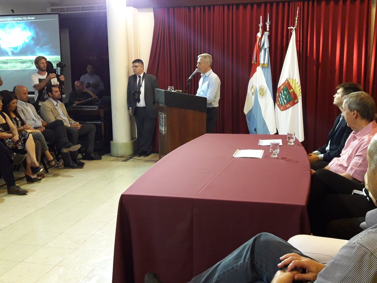 PrensaAviles's tweet photo. El Gobernador @JSchiaretti y el Int. @EstebanAviles firman acto acuerdo por construcción de puente peatonal e importantes obras para VCP https://t.co/tTbuKAZJxE