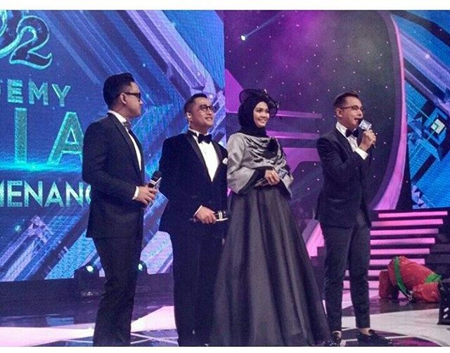 SutiahSuyoto's tweet photo. Host @dhikacungkring @Rina_Nose @ramzi_tebe @irfanhakim keren #DAcademyAsia2 https://t.co/hZPwbh67fR