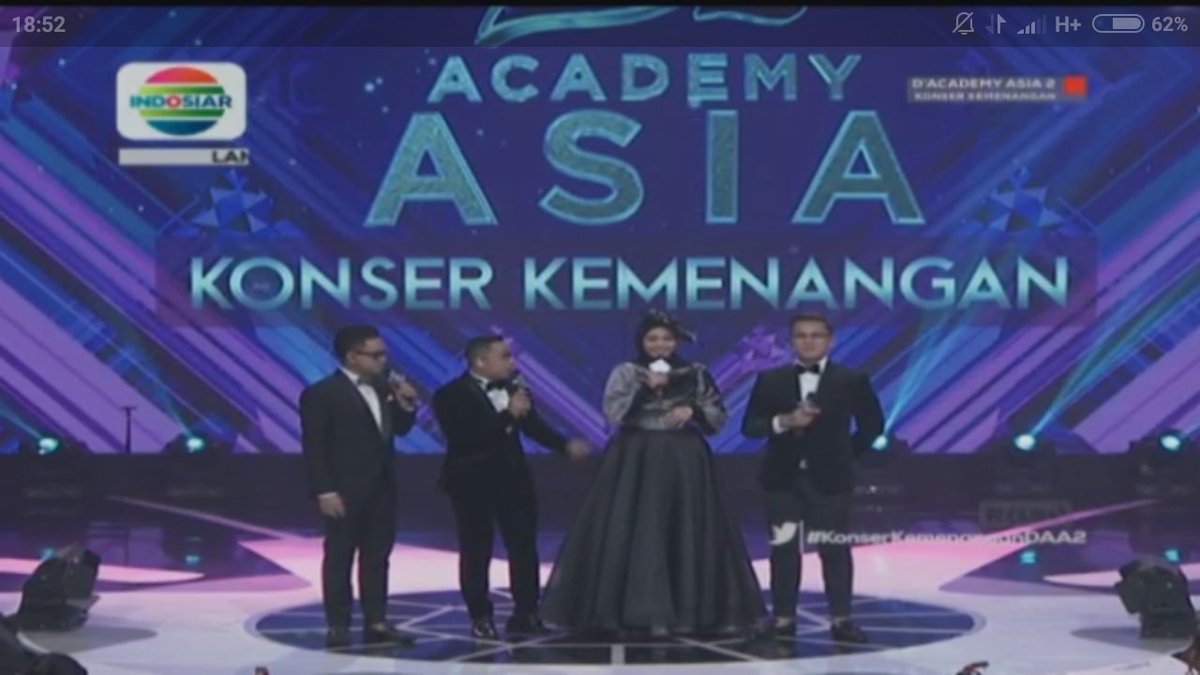 SutiahSuyoto's tweet photo. Host @dhikacungkring @Rina_Nose @ramzi_tebe @irfanhakim keren #DAcademyAsia2 https://t.co/hZPwbh67fR