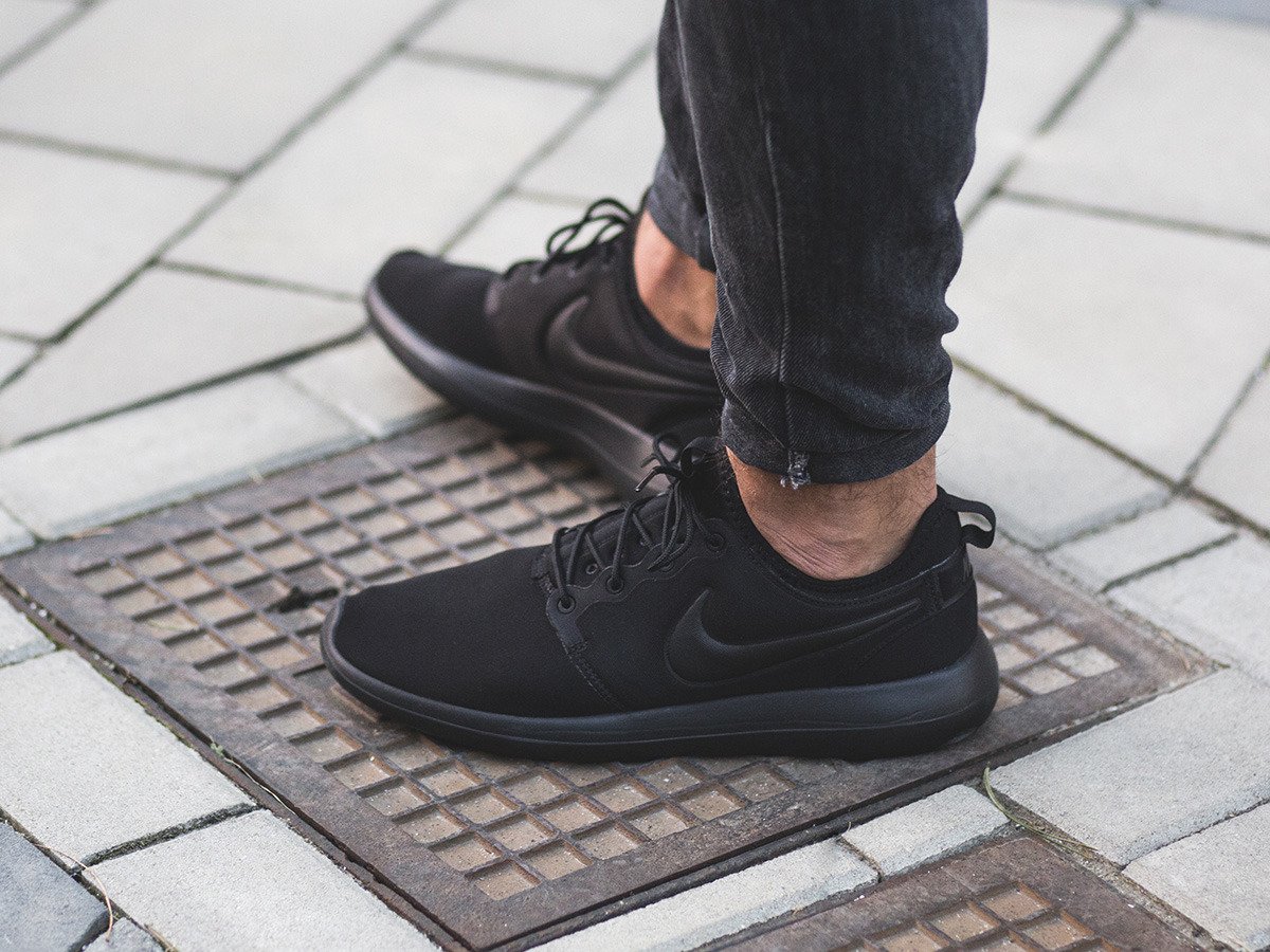 nike roshe two triple black