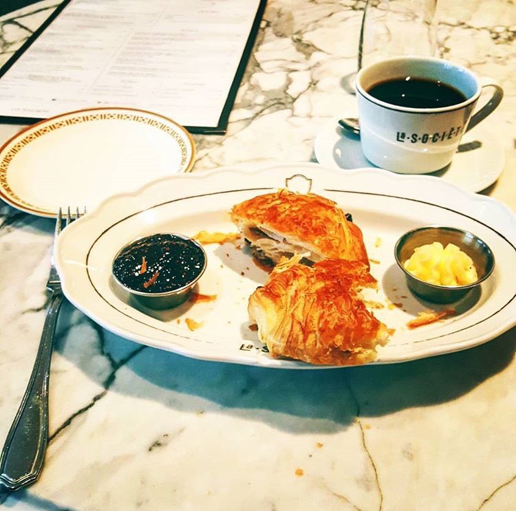lestouriers's tweet photo. Il ne pouvait pas attendre pour la photo 😂😂😂🥐🍫💛 #lestouriers #lasociete #croissant #mtl #montreal #regram 📷 @t.rexjanibi https://t.co/6HkCOjfDTt