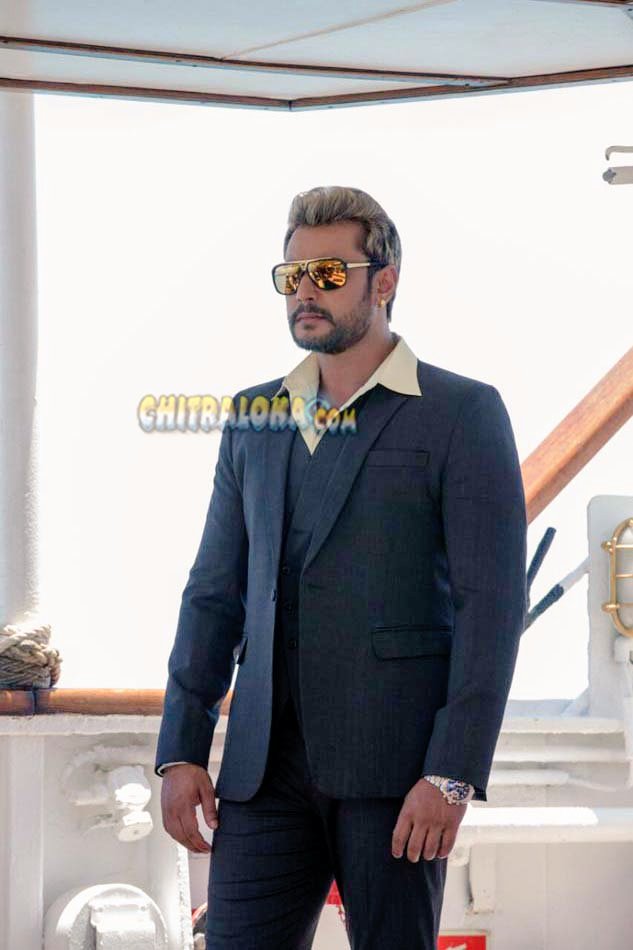 DBrigade7's tweet photo. Exclusive #chakravarthy making still @dasadarshan https://t.co/9JaRCfYAJG