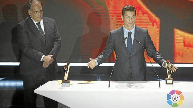 FonsiLoaiza's tweet photo. Penoso @Tebasjavier 

Sobre CR7: "No evade impuestos.Hace grande a la Liga con su profesionalidad".

De Nasri: "Hay que investigar a fondo" https://t.co/y7K9CF4J4H