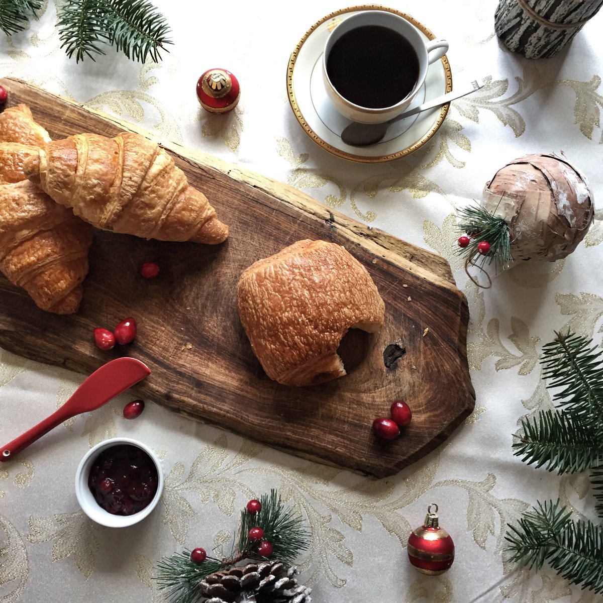 RegalMatinal's tweet photo. Oh mon dieu, c’est les derniers moments de 2016! Prêts pour commencer en force cette magnifique nouvelle année?!

#Winter #Yummy #Croissant https://t.co/YZCnHxiYMm