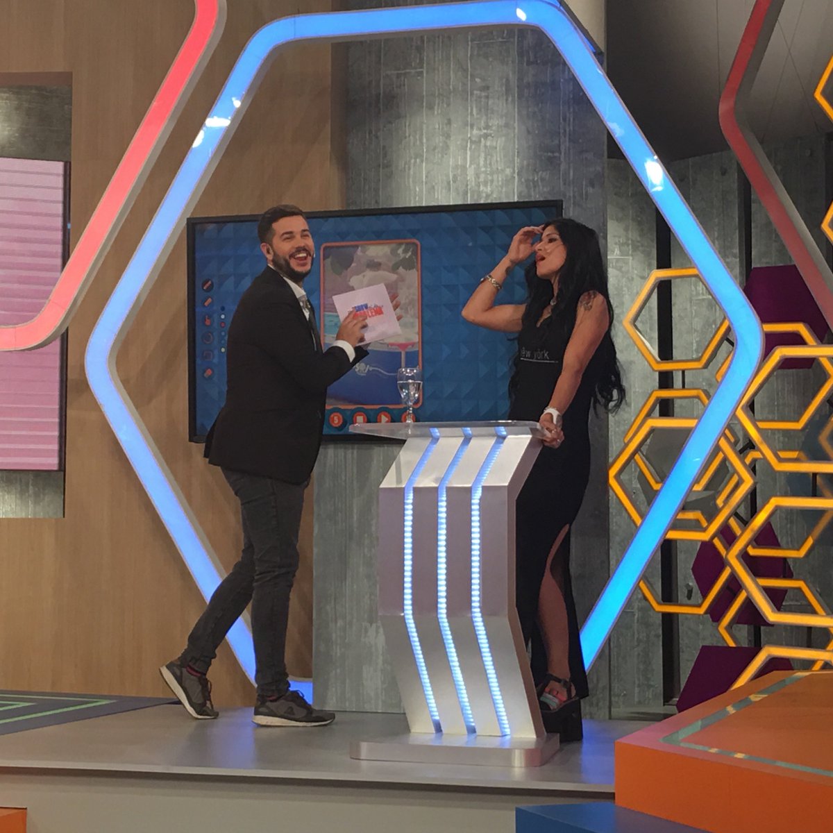 showproblemaC9's tweet photo. ¡EL VIDEO REVELADOR! #PlayPlayPlay | #MeUsaLaPile💦
"Bueno @ngmagaldi, con 40º y una pileta al lado #UnChapuzonNosEsNada"🤔🙄😂 https://t.co/VDnUxuVf5k