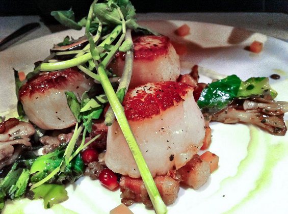 CTShellfish's tweet image. It doesn't get better than this! Diver caught Maine true U/10 scallops are in and they are incredible! #Maine #scallops #sustainable #2017