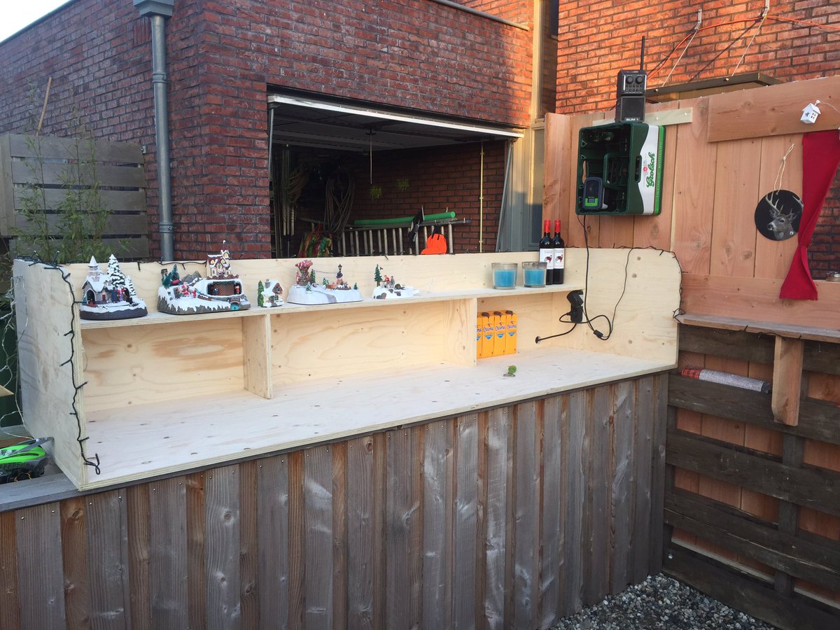 HendrikMiddel's tweet photo. De oliebollenkraam en kroeg weer gereed voor de oud en nieuw. #Helwerd #gaat een top feest worden. https://t.co/wOQdKYO2Ii