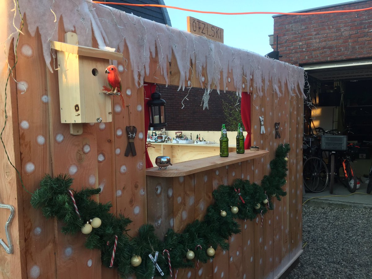 HendrikMiddel's tweet photo. De oliebollenkraam en kroeg weer gereed voor de oud en nieuw. #Helwerd #gaat een top feest worden. https://t.co/wOQdKYO2Ii