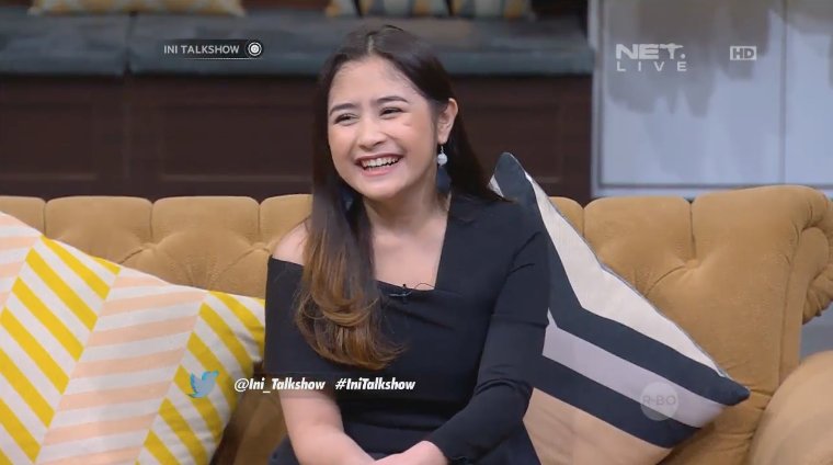 myqueenprilly's tweet photo. Kebhgiaanmu itu adalh kemahuan prillversmu syg @PrillyBie @ofcprllvrs 😘Ttplah sprti ini ya ksyngn!Jngn lpa bhgia💙
#PrillyAtIniTalkshowNetTV https://t.co/ugciupn3yC