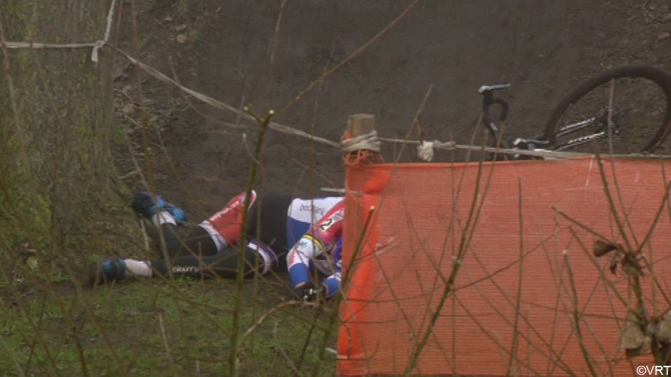 .<a href="/mathieuvdpoel/">Mathieu Van der Poel</a> komt zwaar ten val in #Loenhout en blijft lang liggen sporza.be/permalink/1.28…