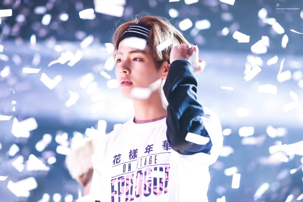 бегущий человек беглецы бегущие дорама 2010. тэхён бтс. бегущий человек шоу тэхен. бегущий человек шоу тэхен. тэхен бтс.