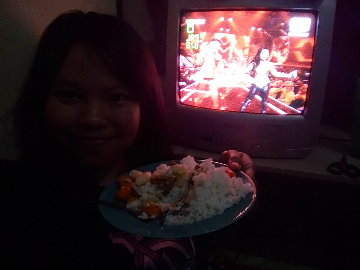 IkaNuratika3's tweet photo. Makan malem jam segini biar ga ngantuk nonton #DAASIA2 lagi wenny sama mas danang @IndosiarID  #KonserKemenanganDAA2 https://t.co/eO4LaL88wl