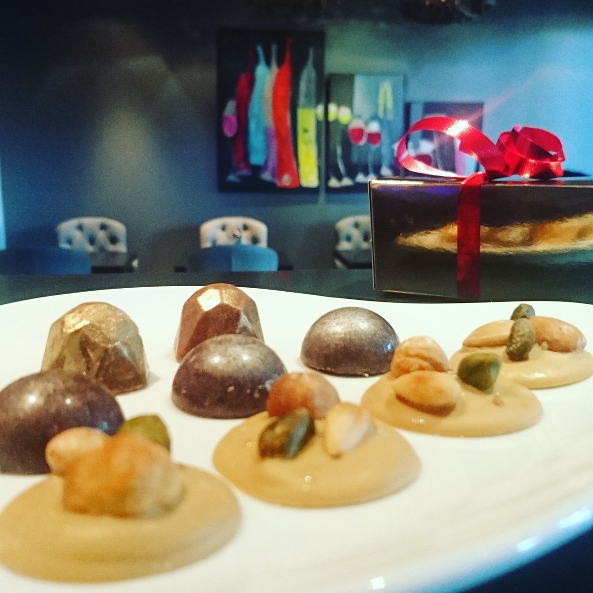 hostetvinum's tweet photo. Notre #chefpâtissier vous a préparé quelques petits ballotins de délicieux #chocolats... Tout fait maison! https://t.co/c0GOBD8C55