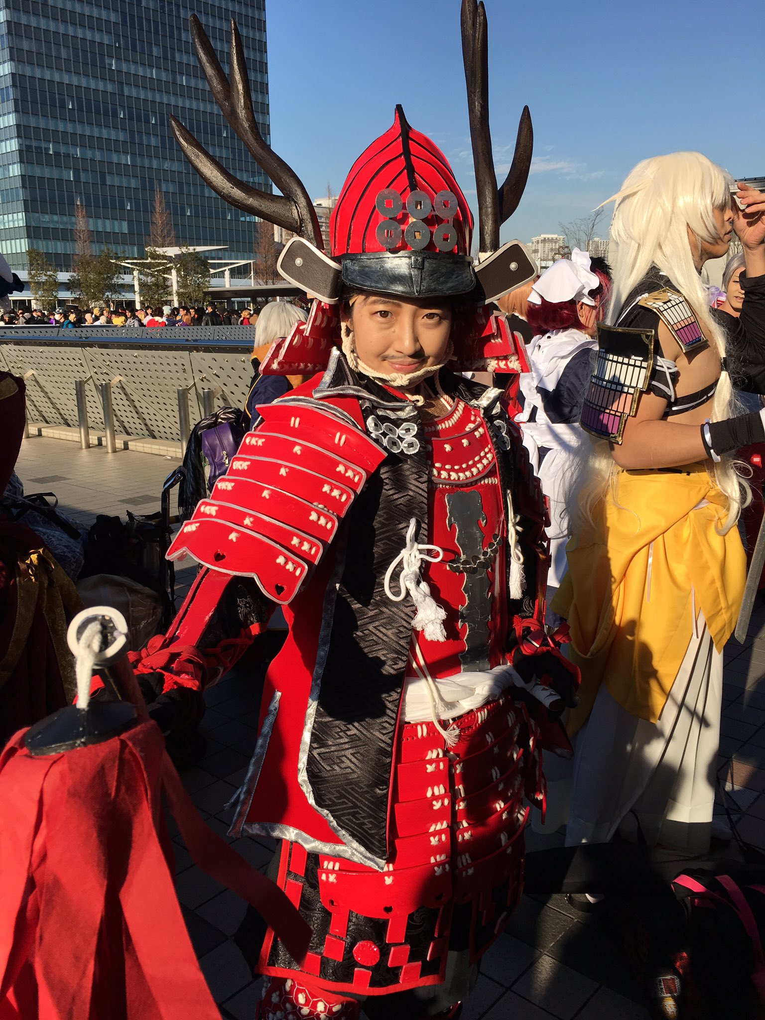Marultra54 今日は少し見ただけでも色々なコスプレしてる人を見たなと ちなみに今日先程ツイートした糸通しのコスプレの人の次に凄いと思ったのはこの真田丸仕様の真田幸村コスプレの方 あの赤備えの甲冑や特徴的な兜まで見事に再現 カッコよかったな Marultra54 今日は少し見ただけでも色々なコスプレしてる人を見たなと ちなみに今日先程ツイートした糸通しのコスプレの人の次に凄いと思ったのはこの真田丸仕様の真田幸村コスプレの方 あの赤備えの甲冑や特徴的な兜まで見事に再現 カッコよかったな