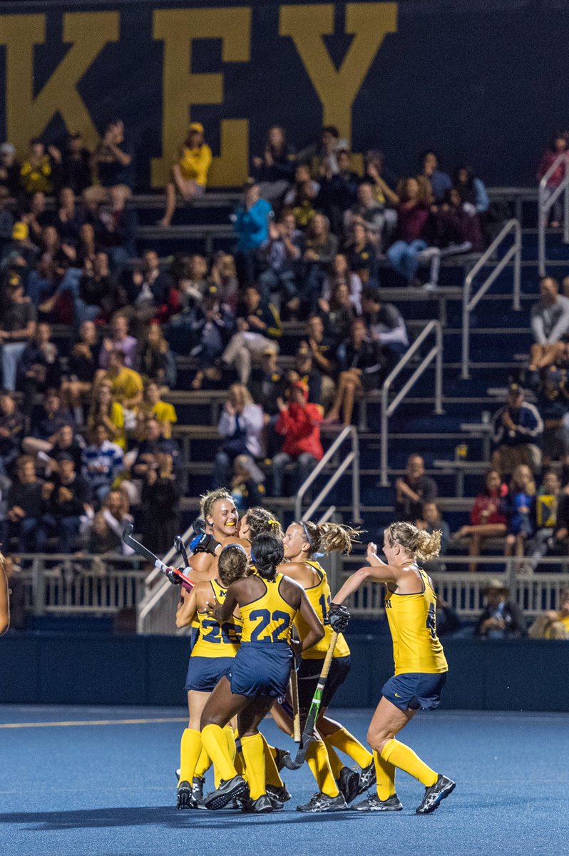 umichfldhockey's tweet photo. Under the Lights. (Credit: Scott Soderberg) #favpicsof2016 #GoBlue https://t.co/C6se8i2OGE