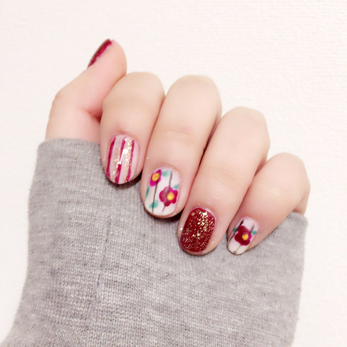 むー ネイル垢 Ar Twitter お正月ネイル 第2弾 赤 黒ネイルがあまりにも成人式っぽいので即落としましたw 赤 金の 椿ネイルにしました うん こっちの色合いの方が落ち着く 笑 初めてお花を手書きしたけど バランス難しいね これで本当のネイル