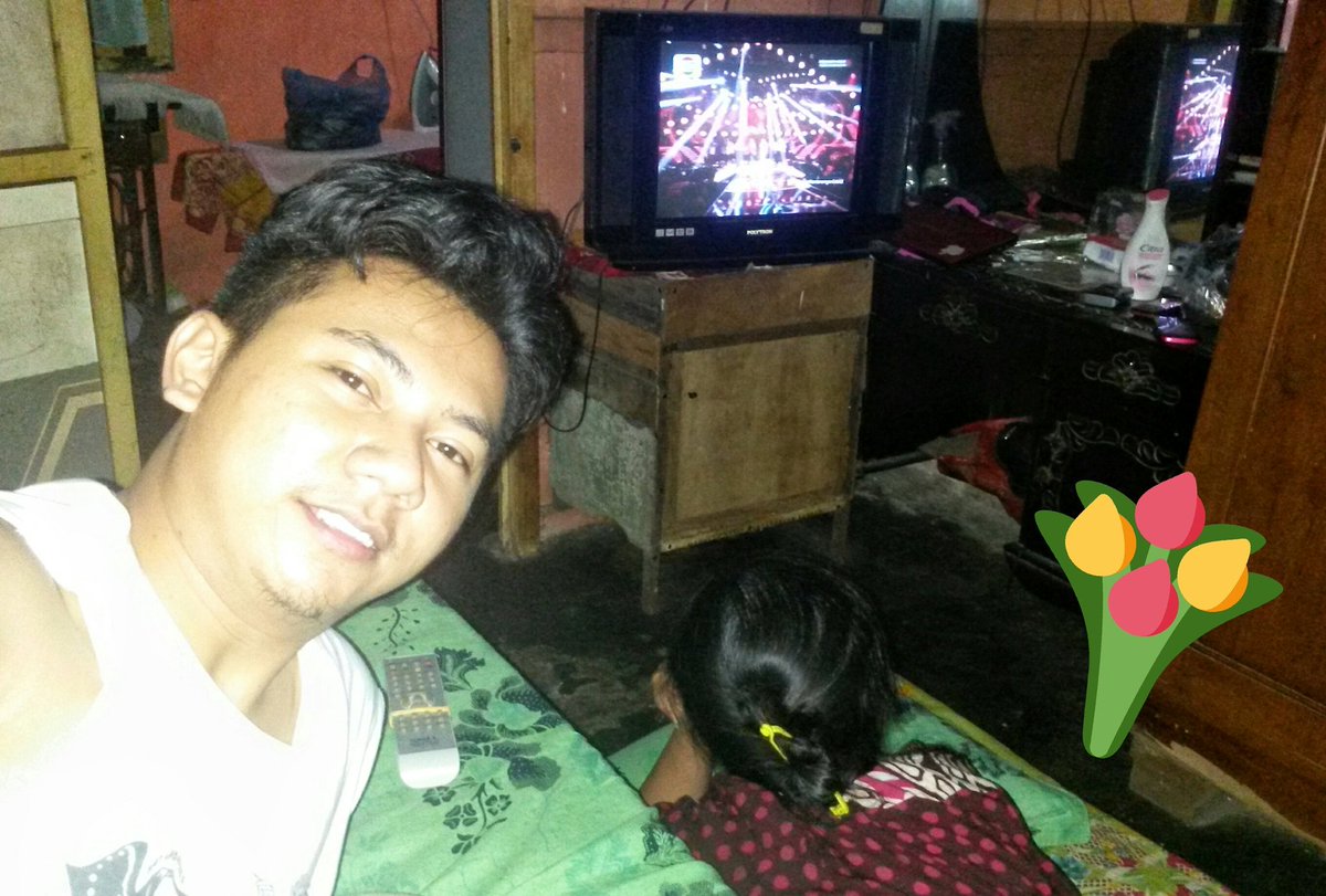 Billyhunz's tweet photo. Lg ujan, dingin tp tetep seru! Meski ibu uda cape sharian di warung, Thx @IndosiarID uda jd tmn yg ngehibur ibu sya 3bln ini #DAcademyAsia2 https://t.co/PUxmeWuCmc