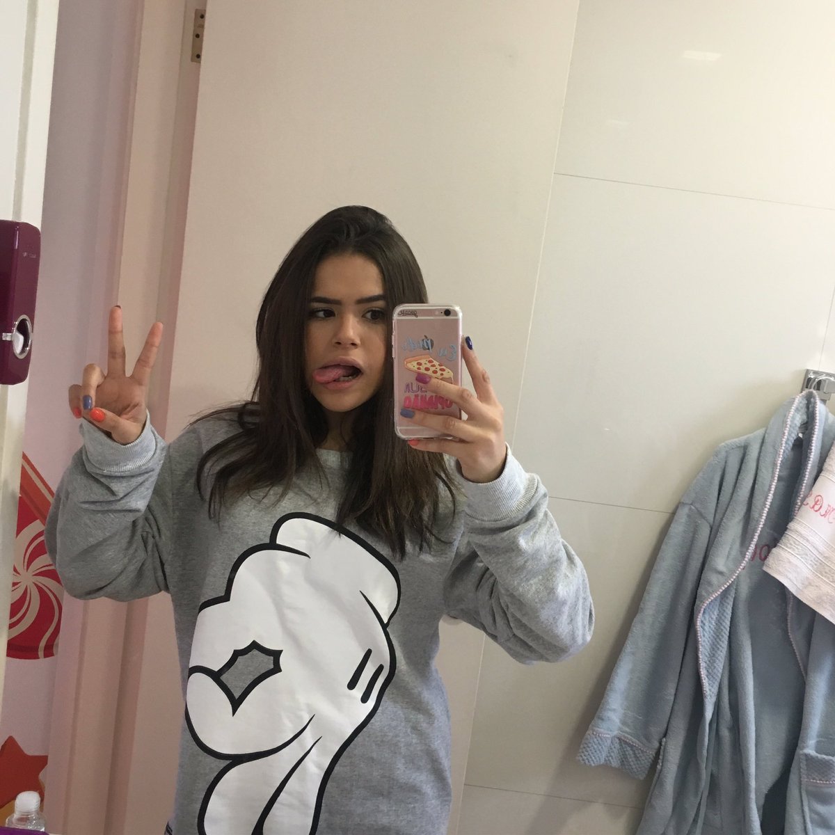 Ele é poderosa ta de batom rosa todos se inspiram ela é toda pomposa no Twitter ela arrazar snap e sensação  é seu comentários cheios de 💜