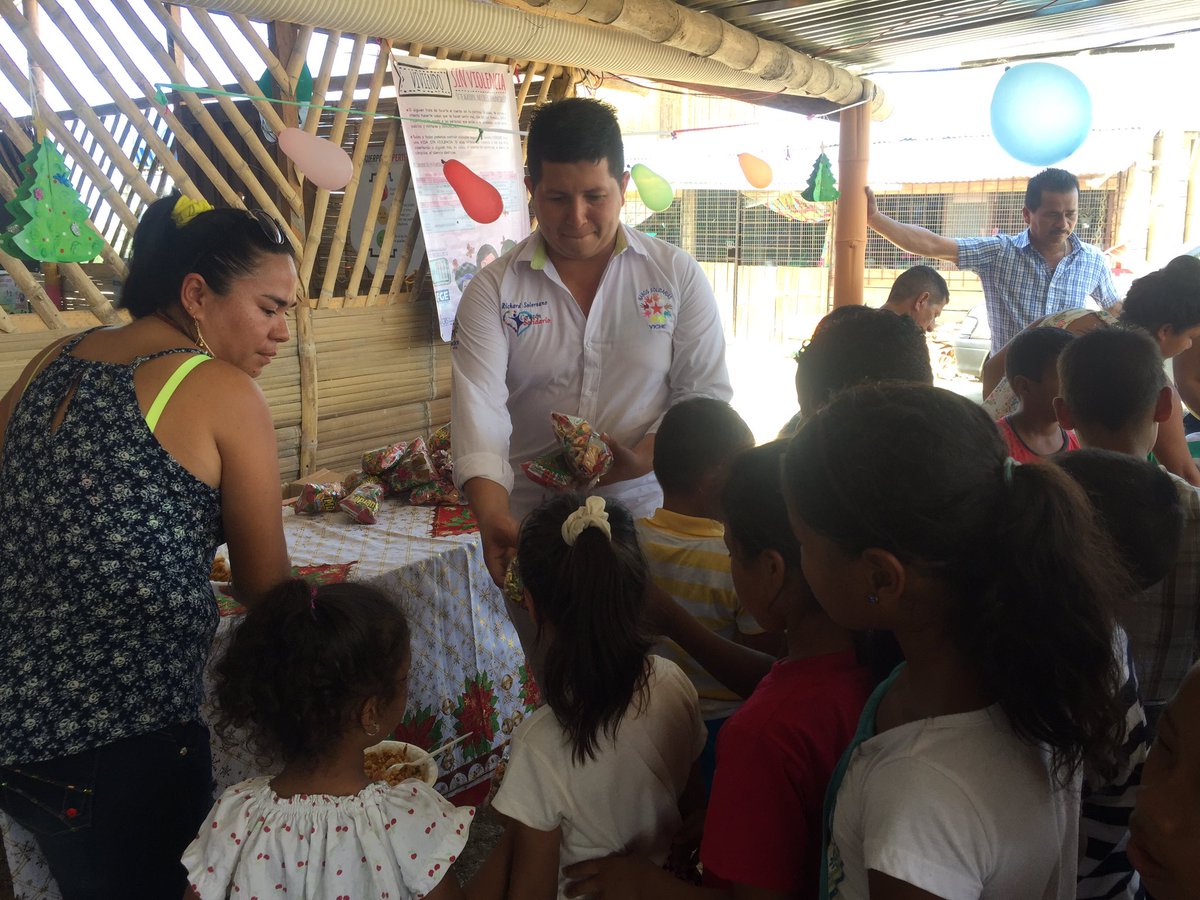 MsolidariViche's tweet photo. Seguimos regalando sonrisas en el albergue del Recinto el Limón de Chamanga.    

Tod@s Somos Manos Solidarias. https://t.co/QfbCzYeyYL