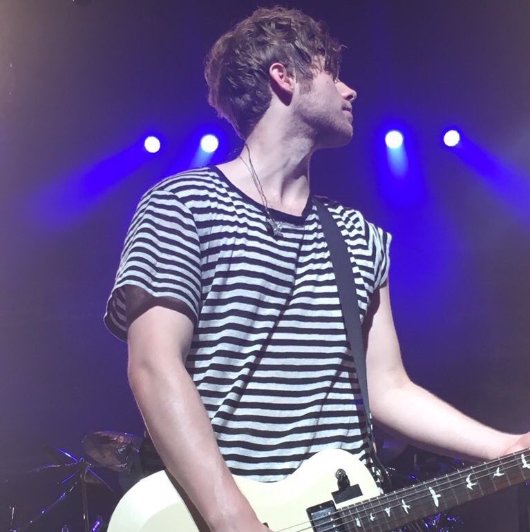 Codi5SOS's tweet photo. •Luke Hemmings dark blue layout 
•No stealing! |retweet &amp; quote or dm me to use|
•Luke Hemmings is a god😍 https://t.co/1oNAtyAXjX