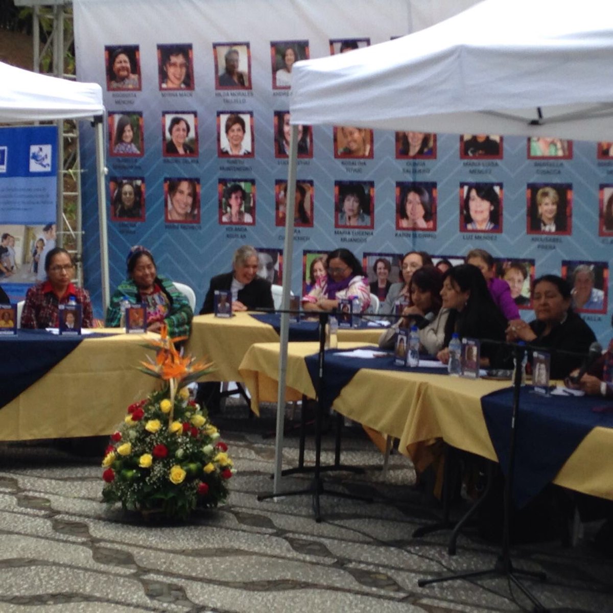 .@olindasalguero @Cescobarsarti #RosalinaTuyuc @NormaCruzFS #OtiliaLux algunas de la panelistas conversatorio #MujeresTejedorasDePaz