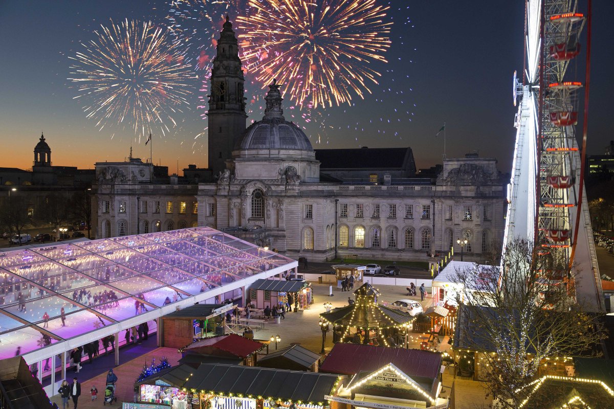 cardiff_events's tweet image. Come join us this #NYE at #Cardiffs #WinterWonderland for a night of entertainment, fireworks and skating! #NYE2017 @CardiffsWWL