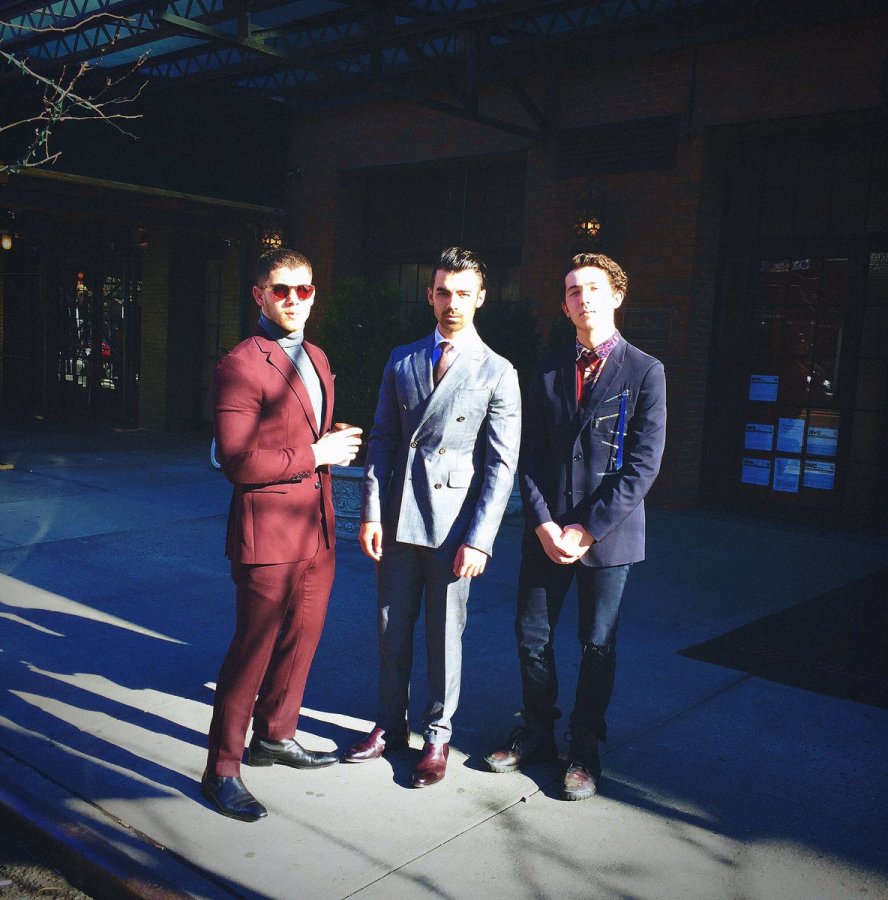 sadjonatic's tweet photo. jonas brothers postam fotos juntos e anunciam a volta nao pera https://t.co/AQRiLAFl6x