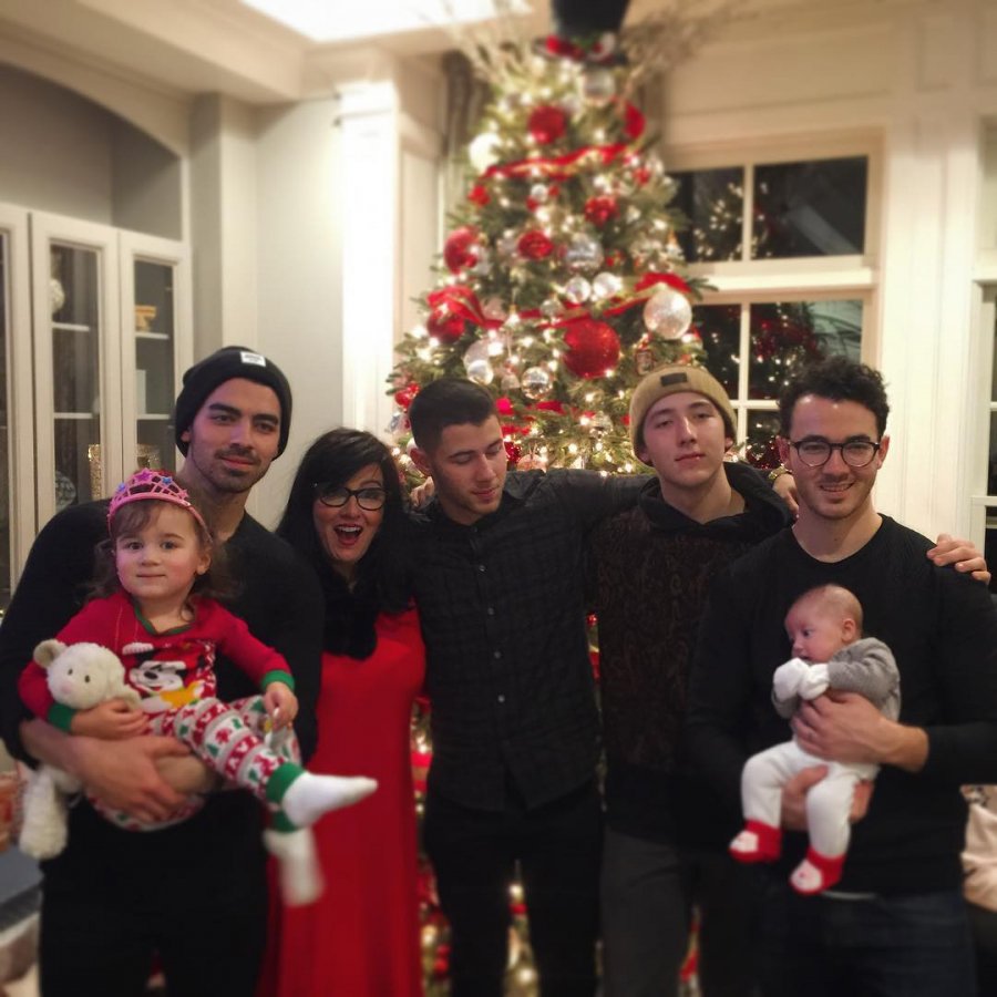 sadjonatic's tweet photo. a maior familia que voce respeita https://t.co/ZQYplld2nI
