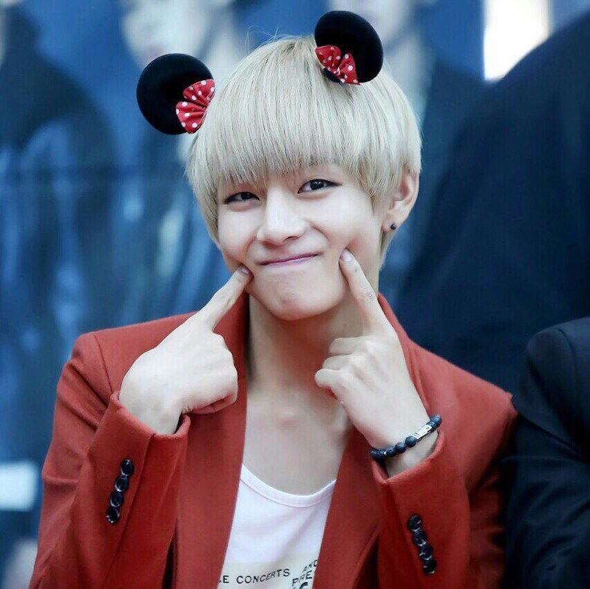 CielKun2015's tweet photo. Big eyes, funny character, the best rapper and an excellent vocalist. All this is Kim Taehyung  #HappyTaehyungDay https://t.co/bh7RHDeFrZ