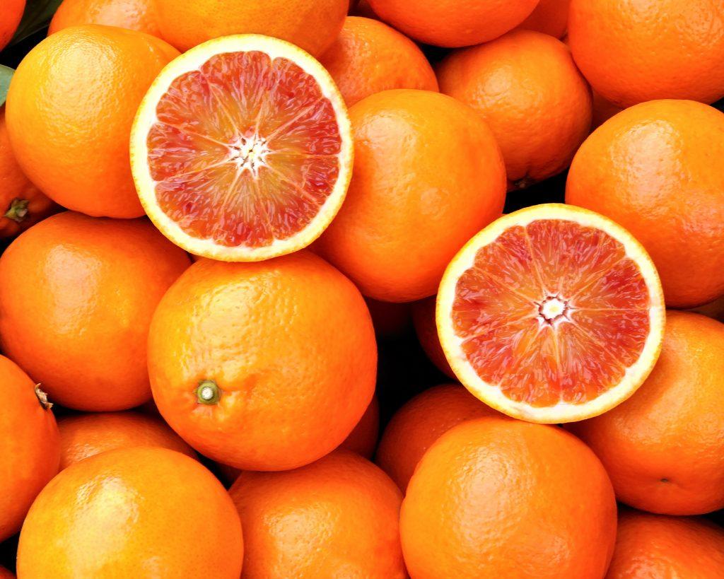 HelloFresh's tweet photo. From yesterday's quiz: Strawberries actually aren't in season, but these fruits are: https://t.co/g4jKEXoYPA #HelloFreshTips #WinterF https://t.co/mBF2vPZDoW