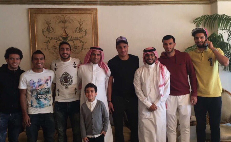 M_8884's tweet photo. ما اجمل الروح الرياضية
الصديق العزيز احمد شاكه جمع نجوم الاتحاد والاهلي فهد الانصاري وعمر السومة وعكايشي وكهربه وشيفو على الغداء في منزله 🌹🌹 https://t.co/e1uNv2ZOZR