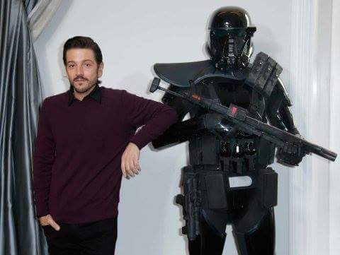 TabHOYDigital's tweet photo. 1979 Nace el actor, productor y director mexicano @diegoluna_  actual protagonista de #RogueOne #StarWars #ShowTH https://t.co/aSBDP7neDj