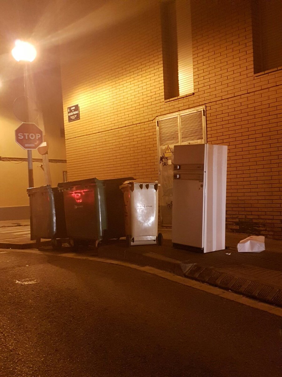 #Terrassa is different! A l'hivern les neveres tenen tanta calor a les cases que marxen de passeig! ( coses dels Men in Black igual )