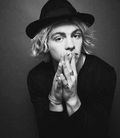 Rydellington_la's tweet photo. My angel❤ #rizosdorados #Ross21st https://t.co/SW8RdW6r8F