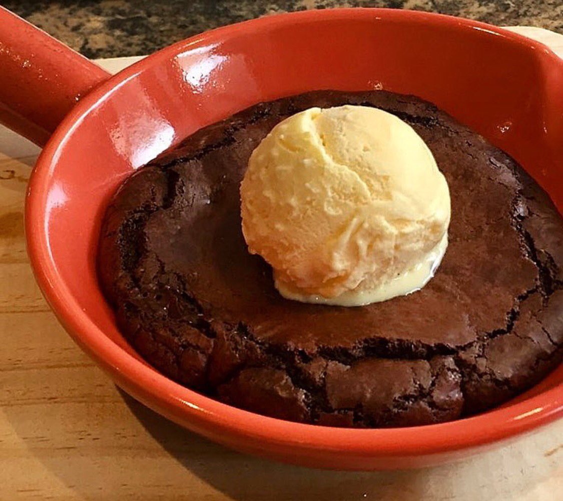 bistronomy's tweet photo. 🍪🍨😍 ¡Dulce pecado! Esta galleta de brownie con helado de vainilla, simplemente PERFECTA para cerrar con broche de oro un delicioso plato! https://t.co/wgUf2M71w2