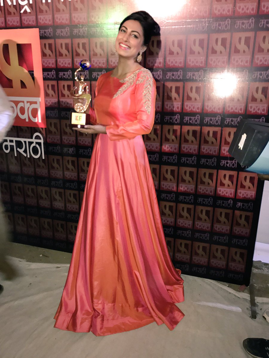 KrantiRedkar's tweet photo. Bagged the best actress award at #KIFF2016 for @KK_vs_KK . Thank you team,Kanchanji and @subodhbhave without you guys this wasn't possible😃 https://t.co/btH5wQJXBF