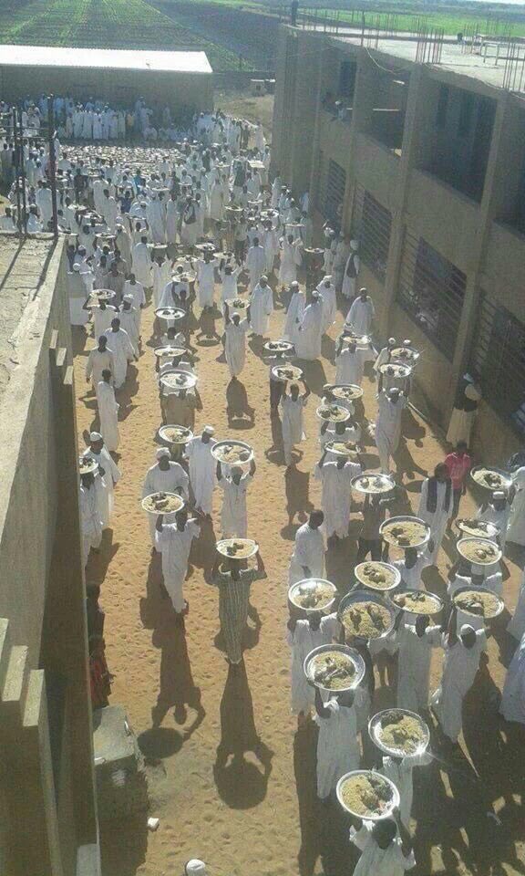 MohamadAlarefe's tweet photo. لا قصر ولا استراحة
سوداني أولم لمناسبة وبدلاً من جلوسهم عنده للطعام قال:
كل واحد ياخذ صحناً ويرجع لبيته يأكل معه أطفاله ومرضاه وكبار السن https://t.co/TSjHH92KZs