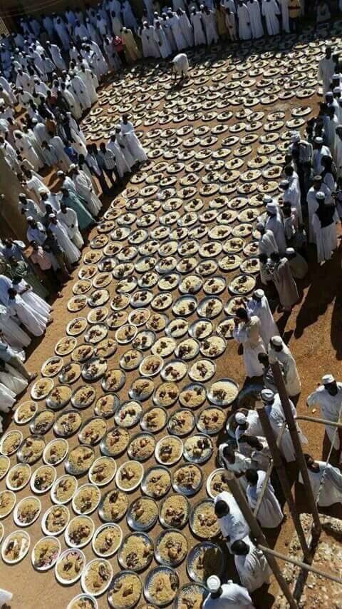 MohamadAlarefe's tweet photo. لا قصر ولا استراحة
سوداني أولم لمناسبة وبدلاً من جلوسهم عنده للطعام قال:
كل واحد ياخذ صحناً ويرجع لبيته يأكل معه أطفاله ومرضاه وكبار السن https://t.co/TSjHH92KZs