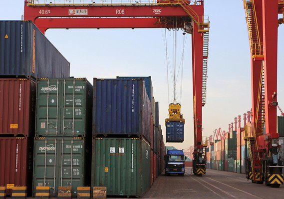 MarketWatch's tweet image. The trade deficit got bigger -- which is a negative for the GDP on.mktw.net/2hsNvKf