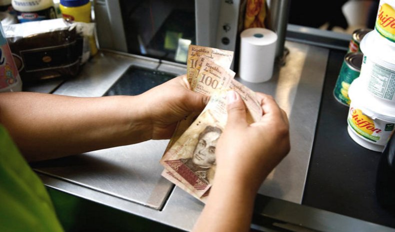 ElNuevoPais2026's tweet photo. ÚLTIMA HORA | Pdte. Maduro anunció extensión del uso del billete de Bs. 100 hasta el 20 de enero de 2017 #29Dic https://t.co/yGhESxXNla