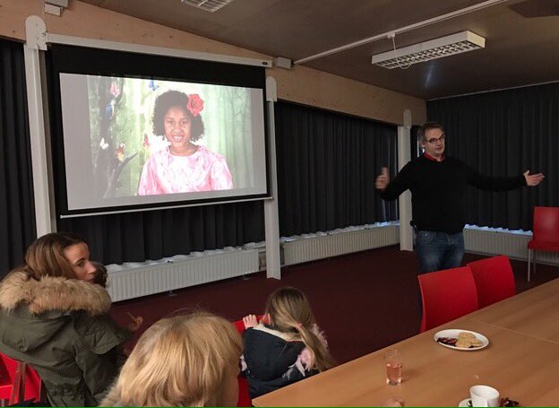 FacetEmmen's tweet photo. Betoverend mooi! De winnaars van de @huisvansint actie hebben hun sprookjesfoto's ontvangen. In 2017 staat elke maand een sprookje centraal. https://t.co/9eAZNQrxhN