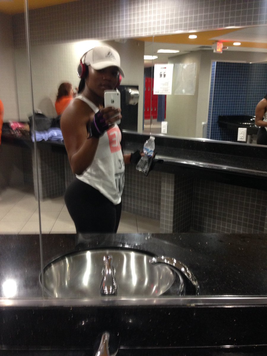 SimoneGundy's tweet photo. making sure I fit in this NYE outfit hunty #fitness #gymhead #squatsnotshots #blackgirlsdoworkout #goddessinthegym #allyearresolution https://t.co/moGXuPwJSV