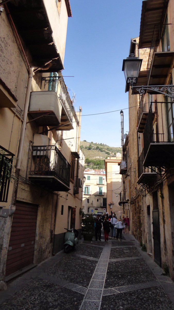 Rodoskari - podima döşeli sokaklar. Avlularla sınırlı kalmamış. Yerine asfalt döşeyin, ruhu kaybolurdu, Sicilya.