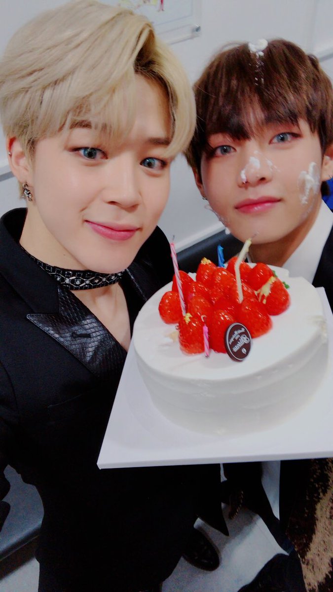 vmin_pics's tweet photo. ♡♡♡
#HappyVDay #HappyTaehyungDay 
#태형생일ᄎᄏ #거창왕자_생일_뫄_솨 https://t.co/jF5nJIYfGZ
