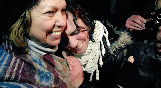 Yazarlar Aslı Erdoğan ve Necmiye Alpay ın tutsakevinden çıkışı. 👏 Bir kez daha hatırlatalım: Adalet herkese lazım olabilir.