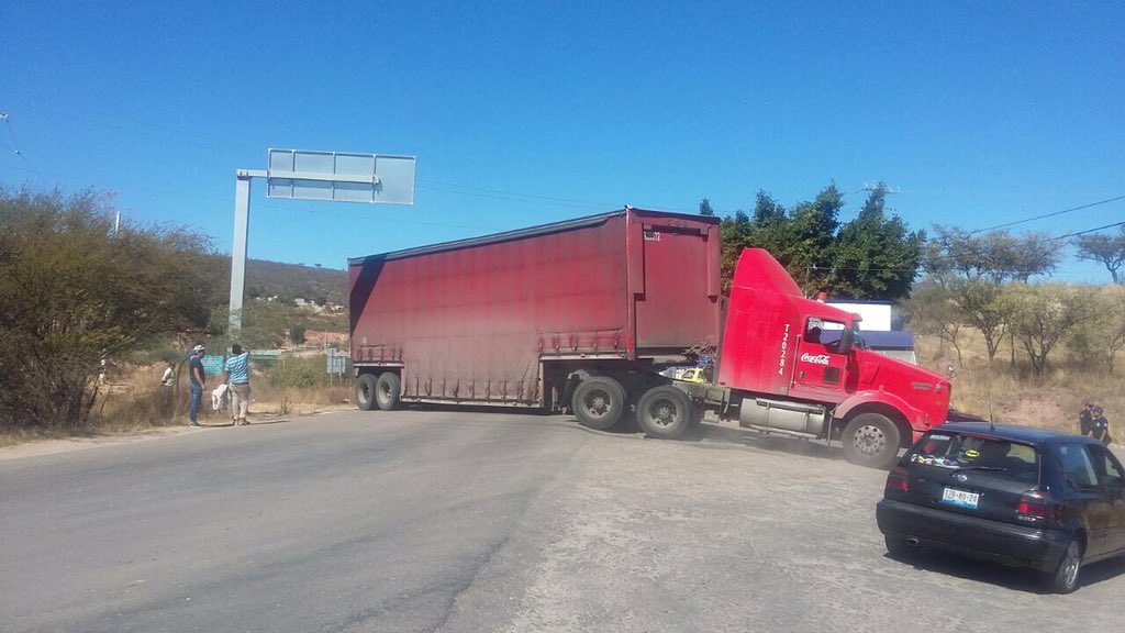 ComisariaH's tweet photo. En coordinación con @PoliciaFedMx auxiliamos a camión atorado en carretera Huajuapan-CdMéxico #Huajuapan #TomePrecauciones https://t.co/9PIiIHW3ZB