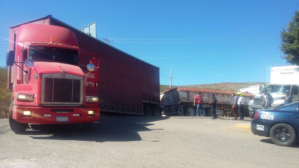 ComisariaH's tweet photo. En coordinación con @PoliciaFedMx auxiliamos a camión atorado en carretera Huajuapan-CdMéxico #Huajuapan #TomePrecauciones https://t.co/9PIiIHW3ZB