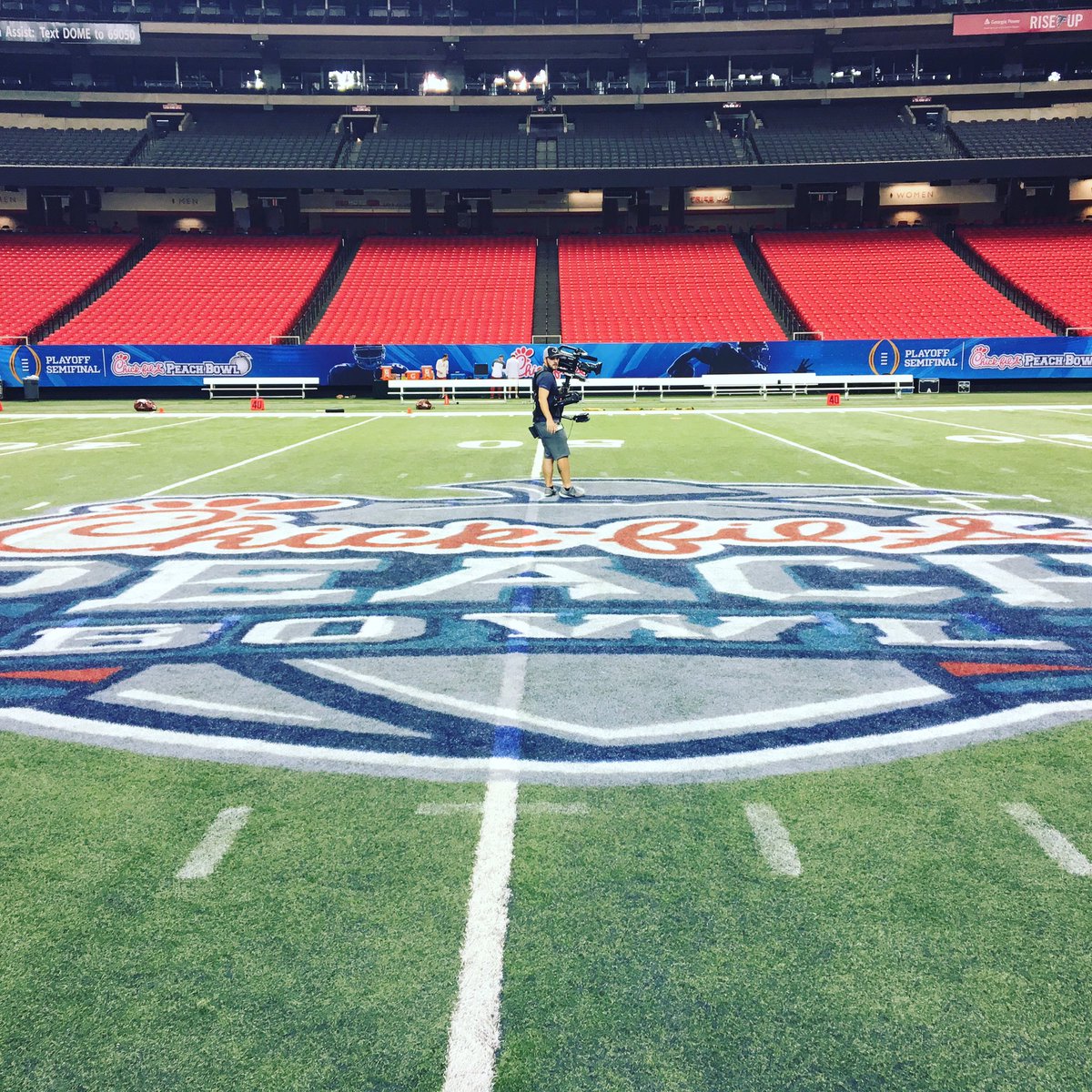 SECNationBus's tweet image. #SteadicamSteve setting the scene at the #PeachBowl #CFBPlayoff