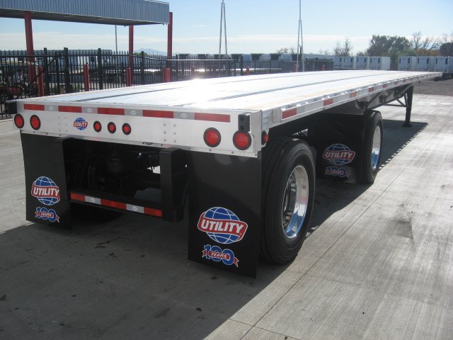 UtilityAZ's tweet image. Three new Utility 4000AE flatbeds arrived today! They come standard with a 47,000 lbs coil package while weighing 627 lbs less than 4000A!
